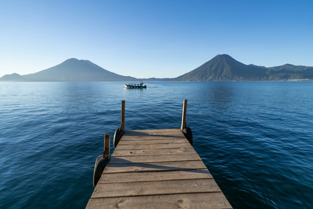 O Lago Atitlán é um imenso lago vulcânico localizado a 1.500 metros acima do nível do mar, sendo o lago mais profundo da América Central.