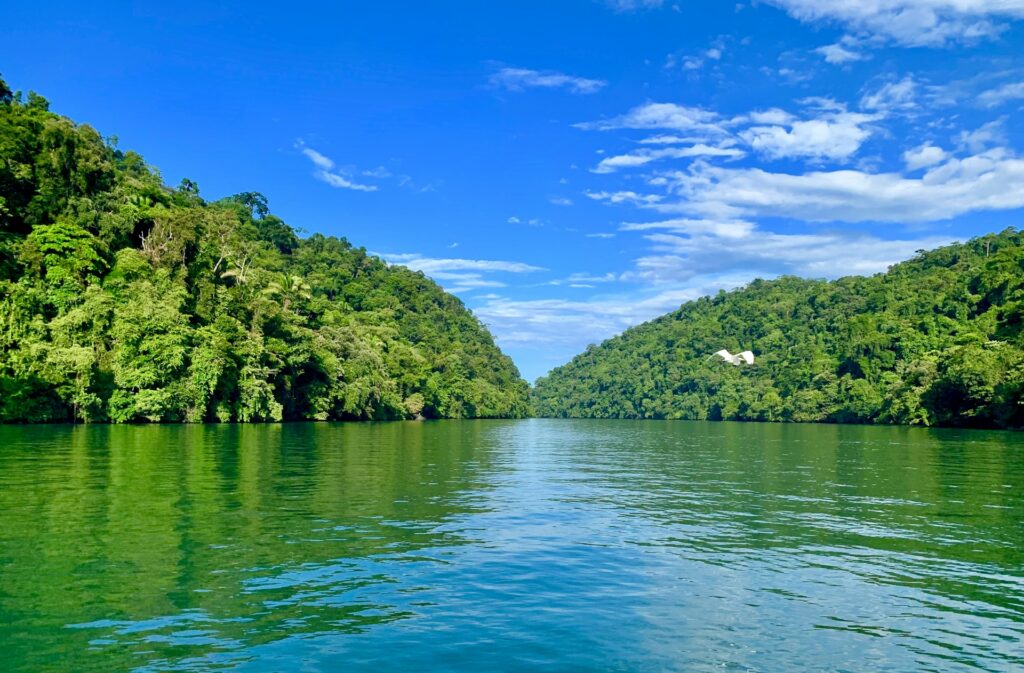 Parque Nacional do Rio Dulce na Guatemala.