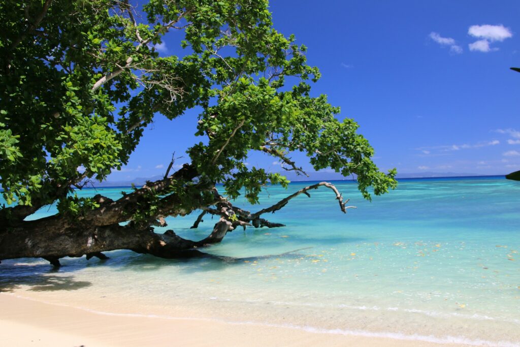 Praia com águas azuis