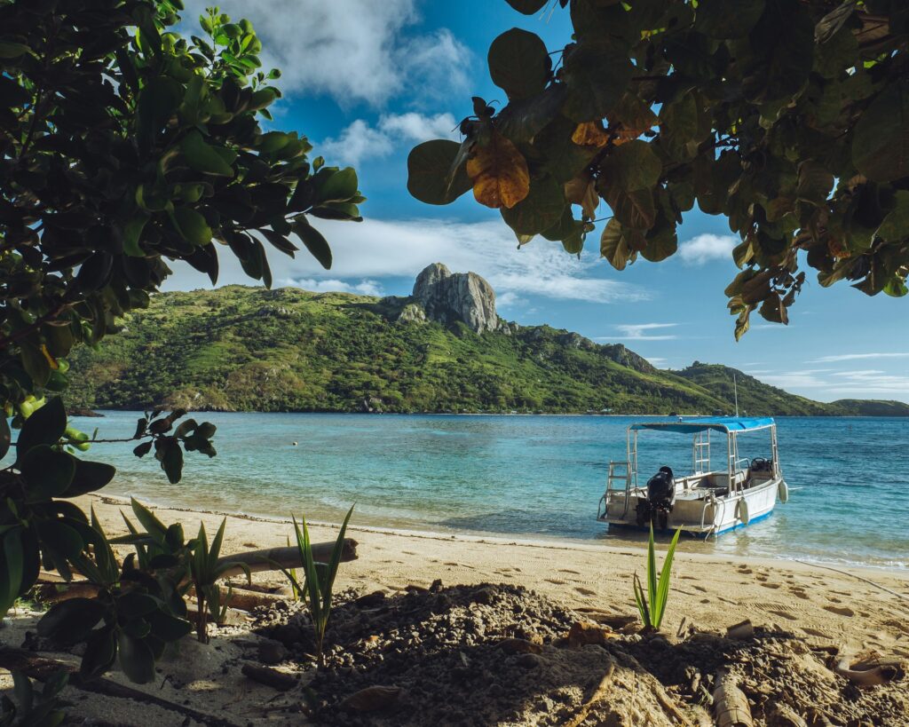 Barco na beira de praia das Ilhas Fiji